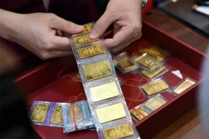 Chọn cửa hàng uy tín trước khi mua vàng
