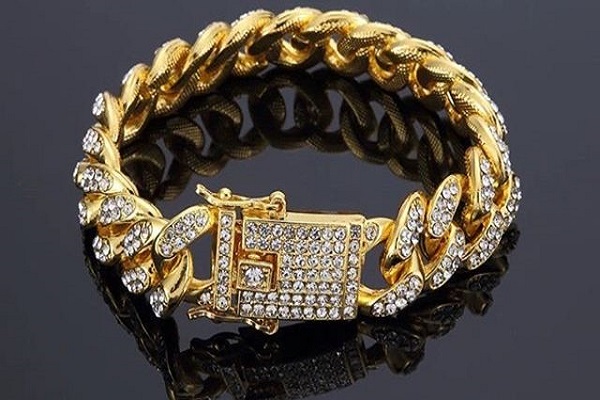 Lắc tay vàng mắc xích là một trong những món trang sức nổi bật nhất của thế giới hiện đại. Với thiết kế sợi xích tinh xảo được làm từ vàng 18k, lắc tay này là một món quà tuyệt vời cho những người yêu thích sự sang trọng và độc đáo.