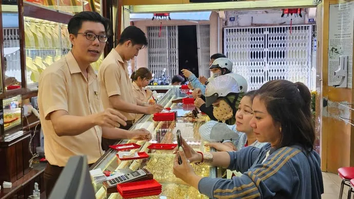 Có nên mua vàng tích trữ ở thời điểm hiện tại?v